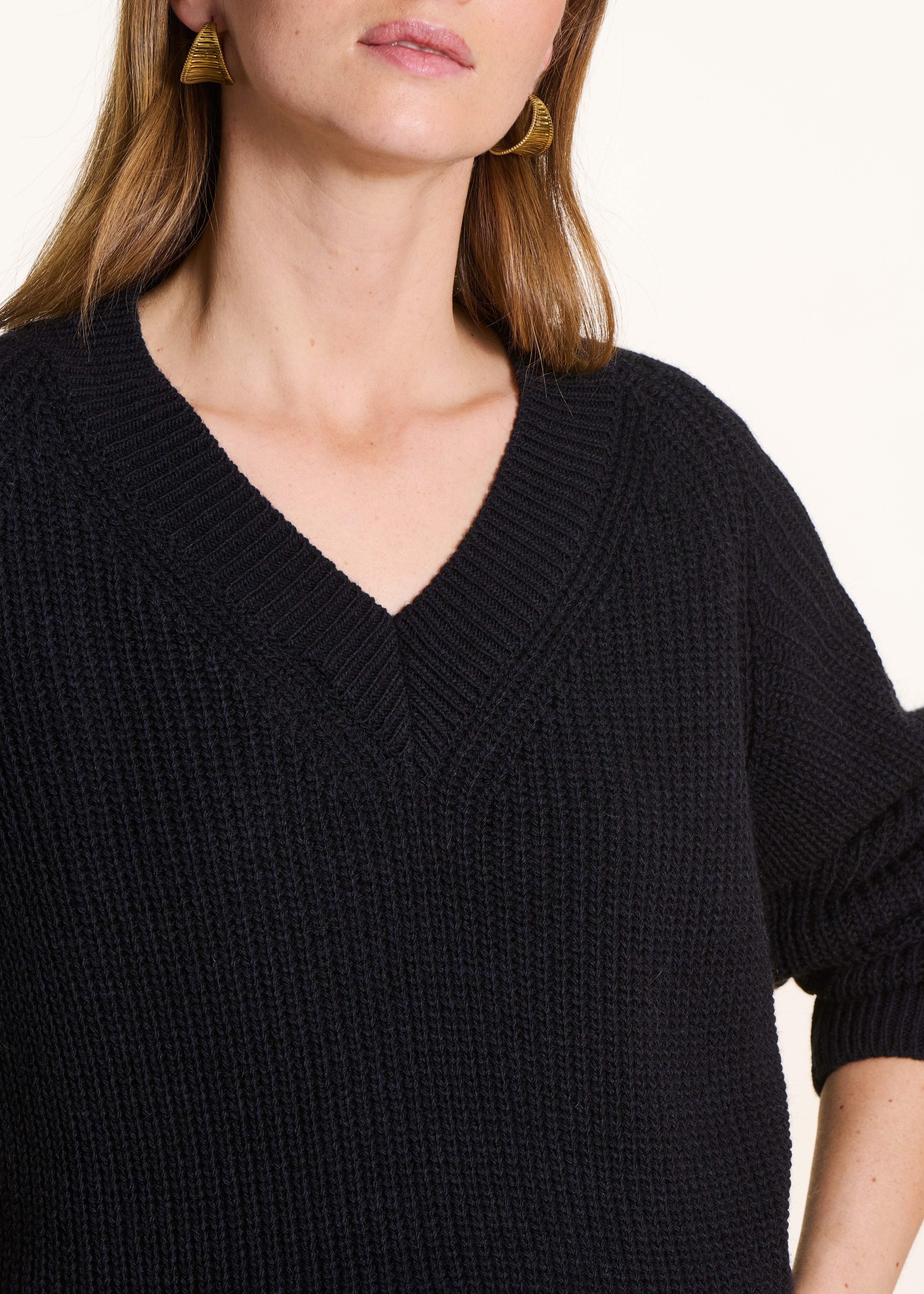 Navy blue V-neck sweater in beaded rib knit
