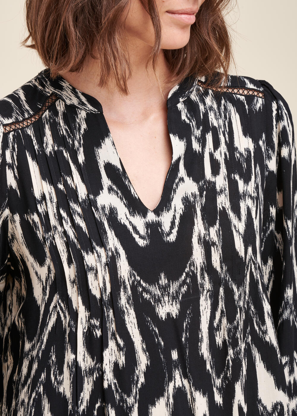 Kurzes Kleid mit Tachoprint aus Ecovero Viskose
