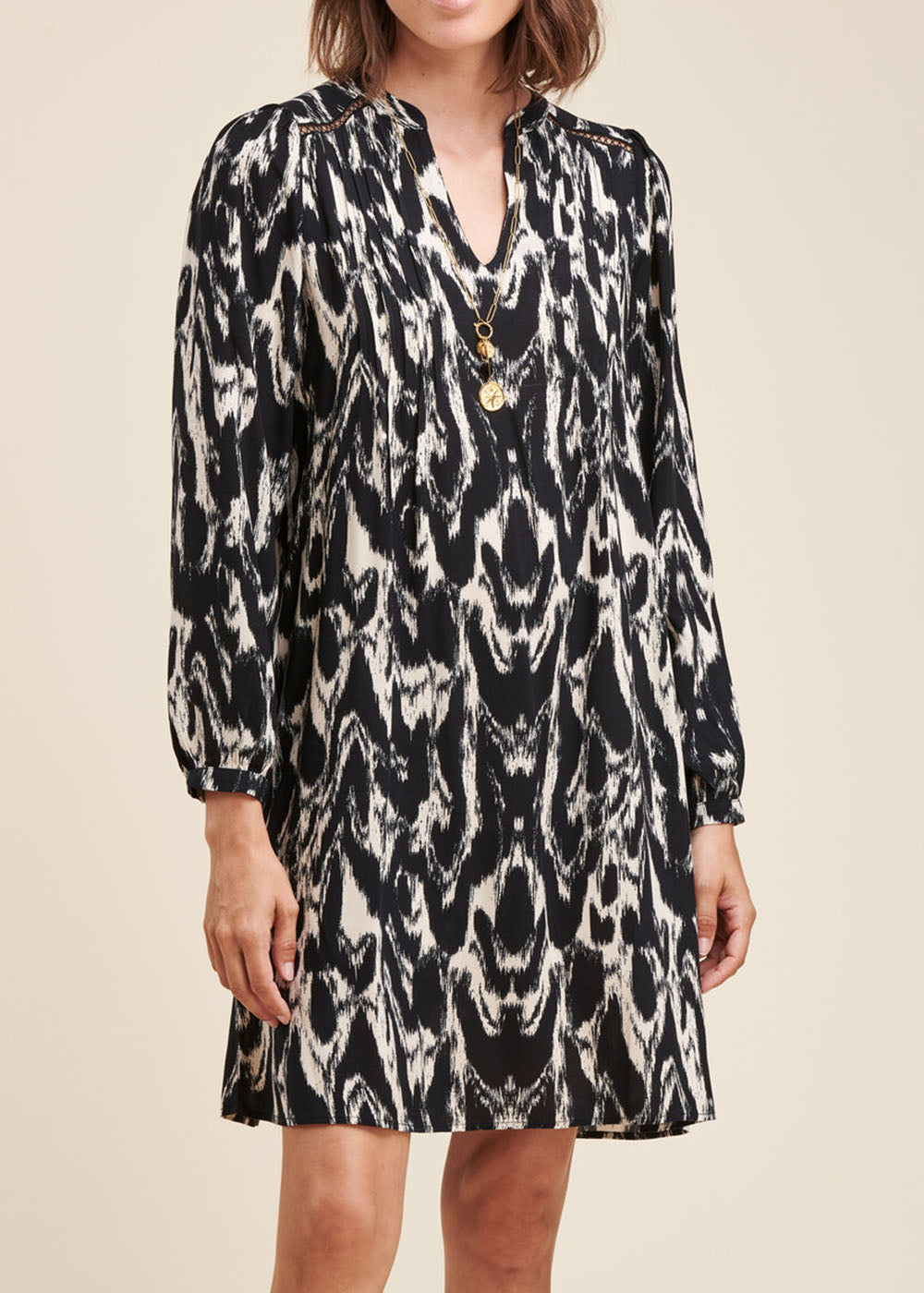 Kurzes Kleid mit Tachoprint aus Ecovero Viskose