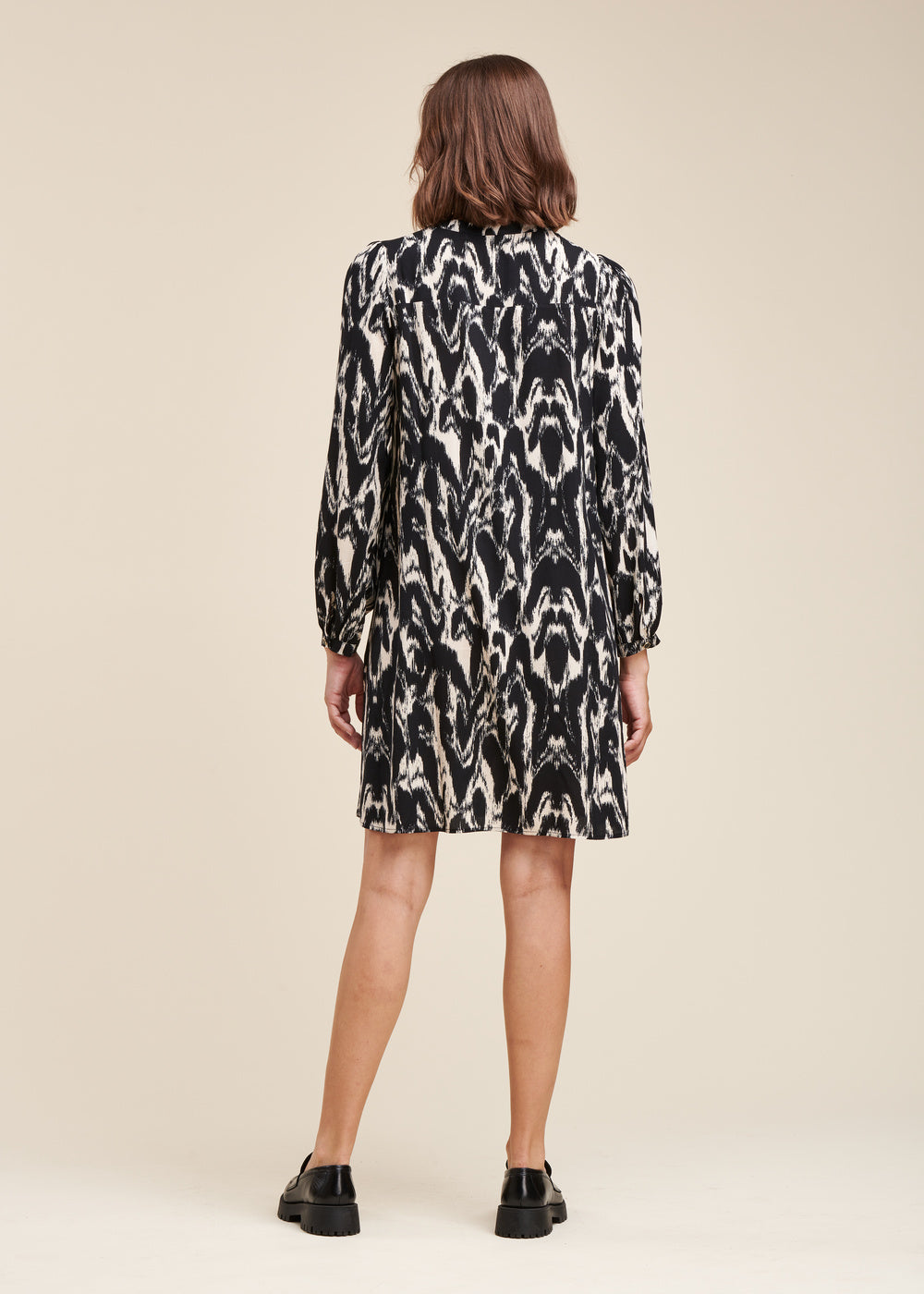 Kurzes Kleid mit Tachoprint aus Ecovero Viskose
