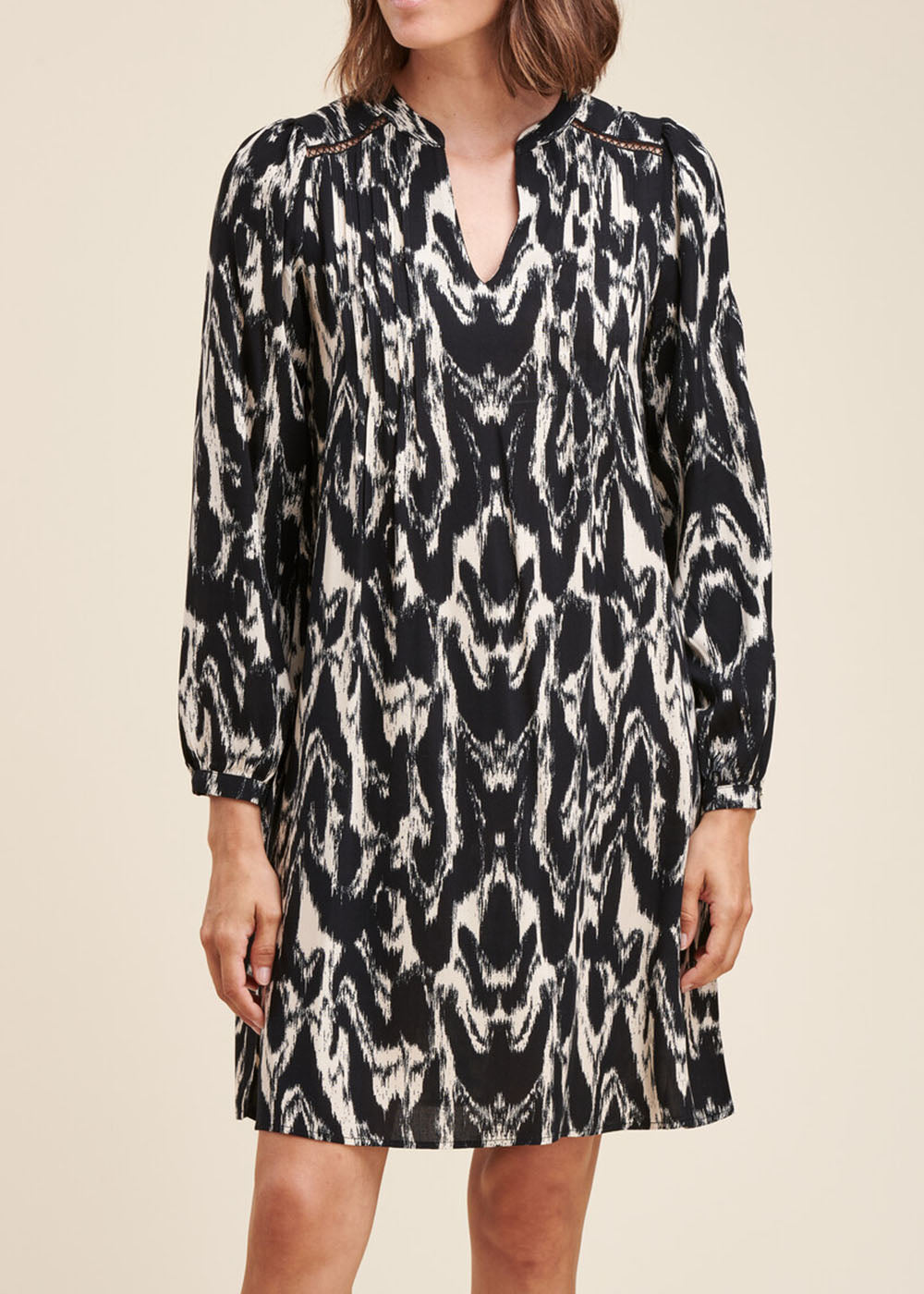 Kurzes Kleid mit Tachoprint aus Ecovero Viskose