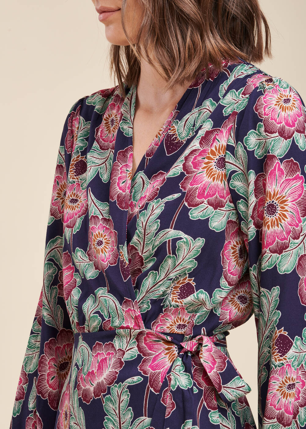 Robe portefeuille courte à imprimé fleuri