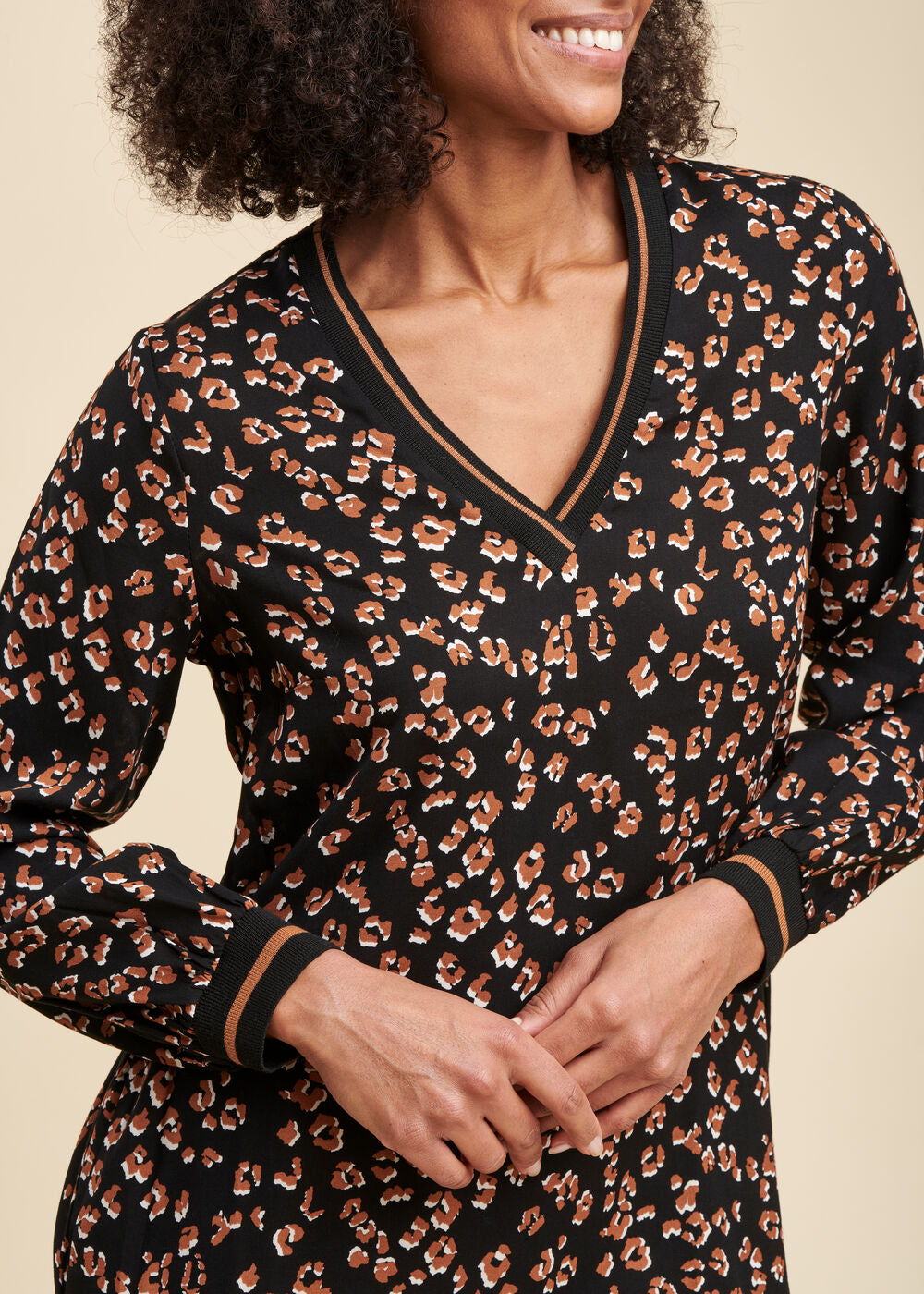 Vestido corto corte recto con estampado de leopardo