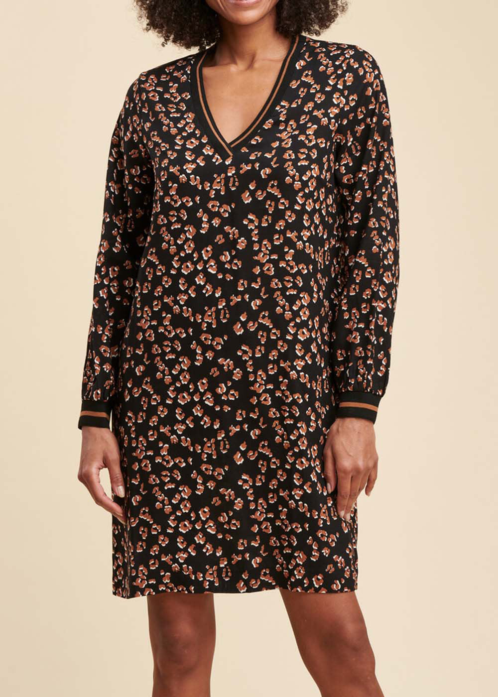 Vestido corto corte recto con estampado de leopardo