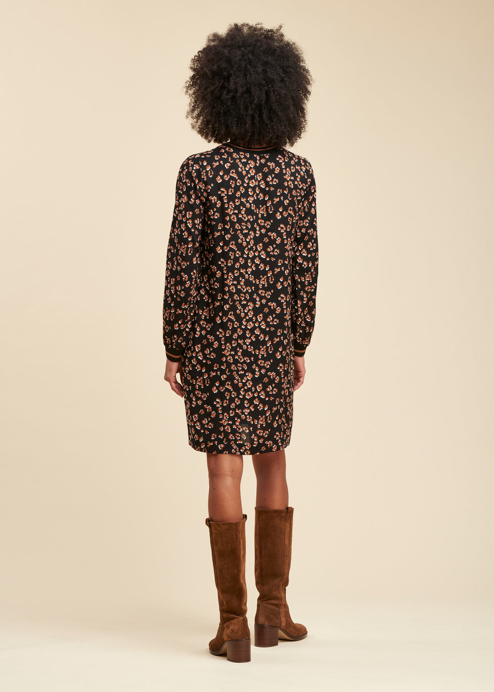 Vestido corto corte recto con estampado de leopardo