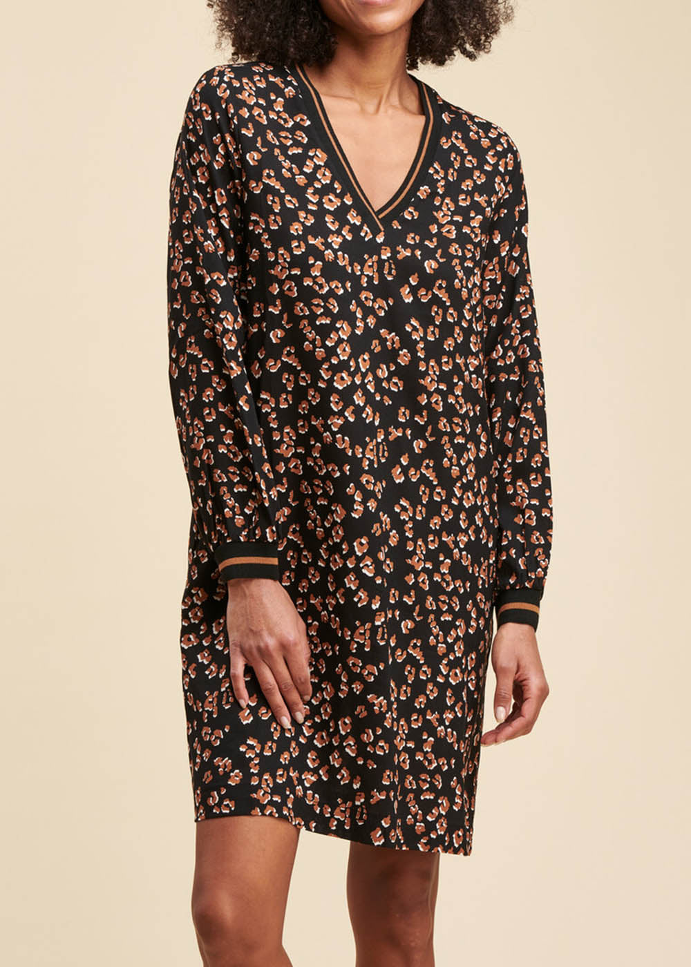 Vestido corto corte recto con estampado de leopardo