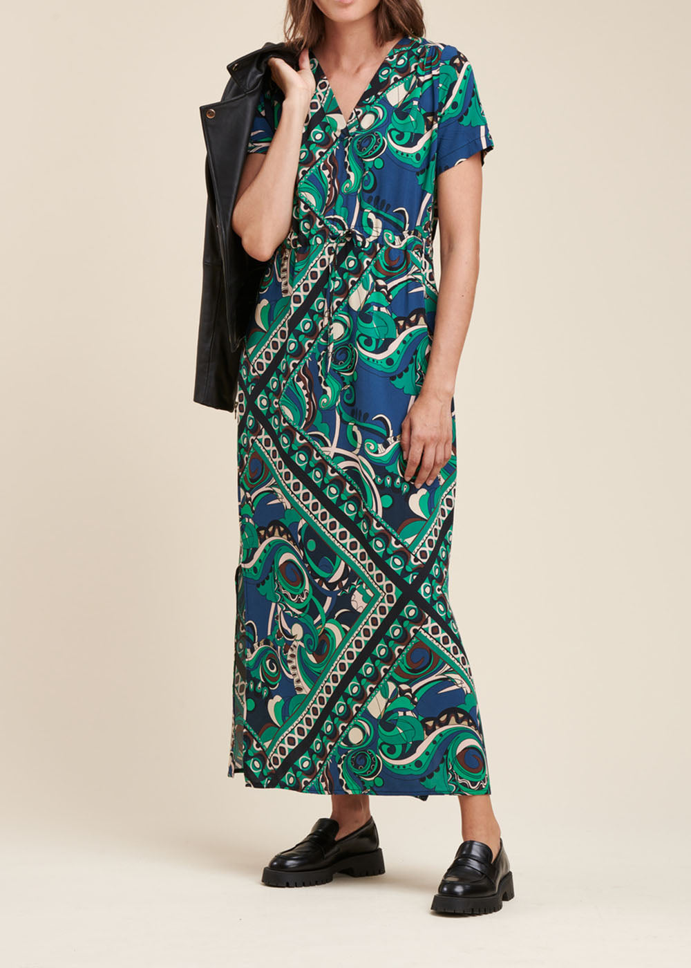 Robe longue coupe droite en viscose Ecovero à imprimé foulard La