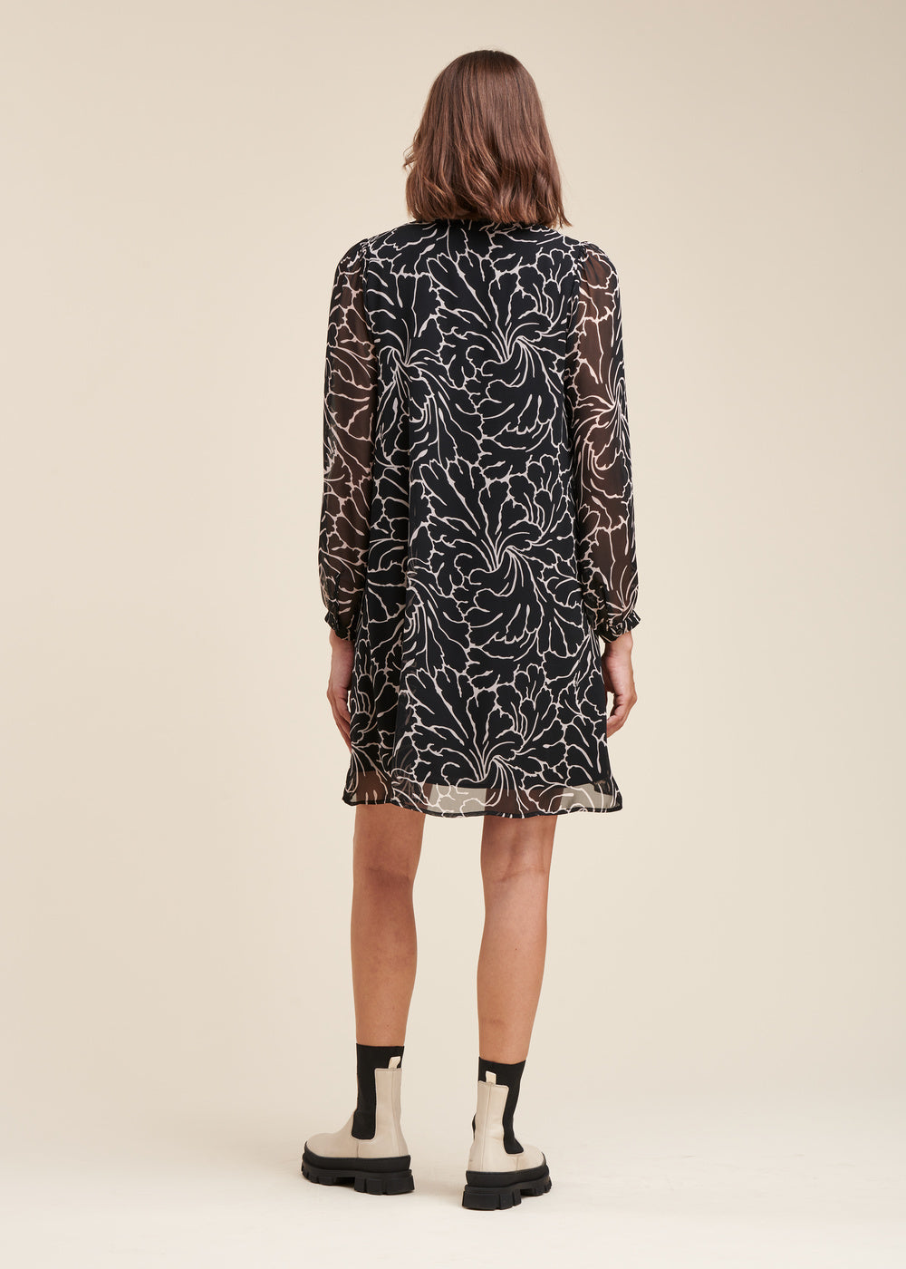 Kurzes Kleid aus recyceltem Polyestervoile mit Blumenmuster