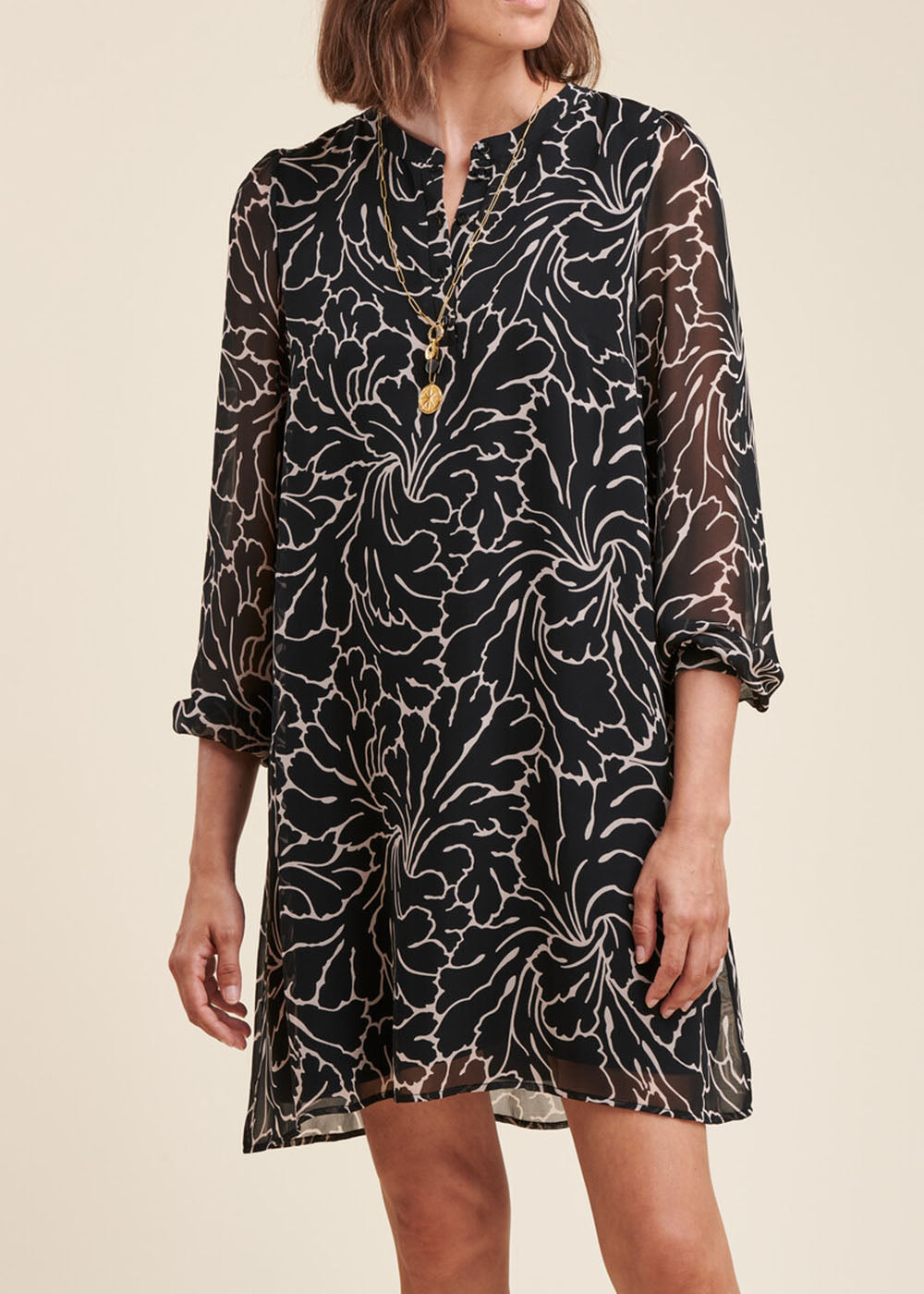Kurzes Kleid aus recyceltem Polyestervoile mit Blumenmuster