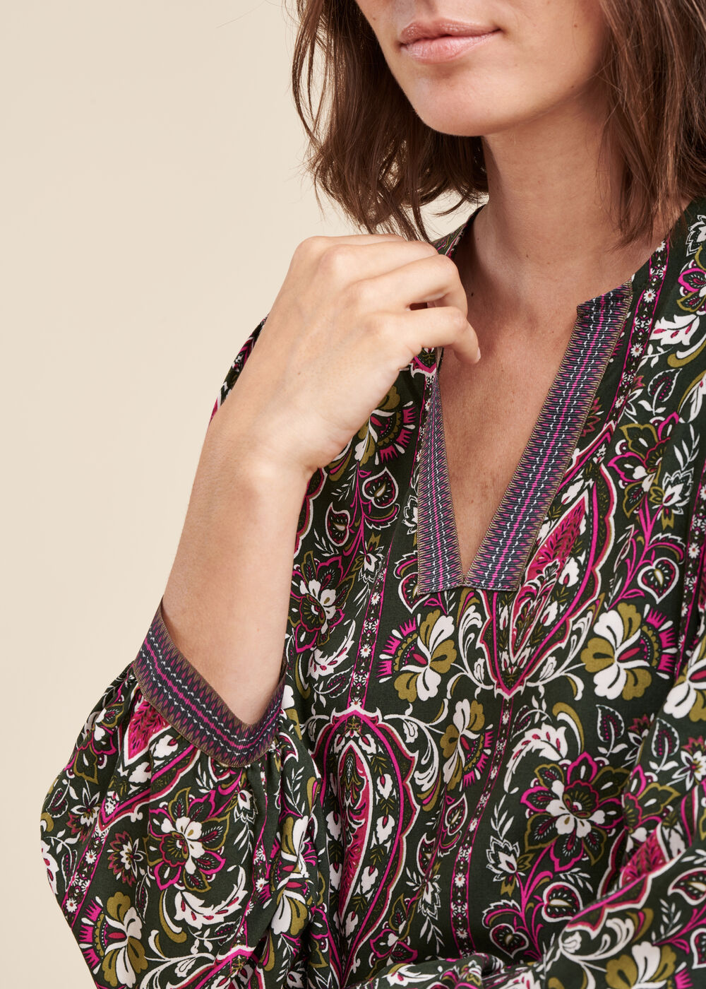 Kurzes Kleid aus Ecovero-Viskose mit Blumenmuster