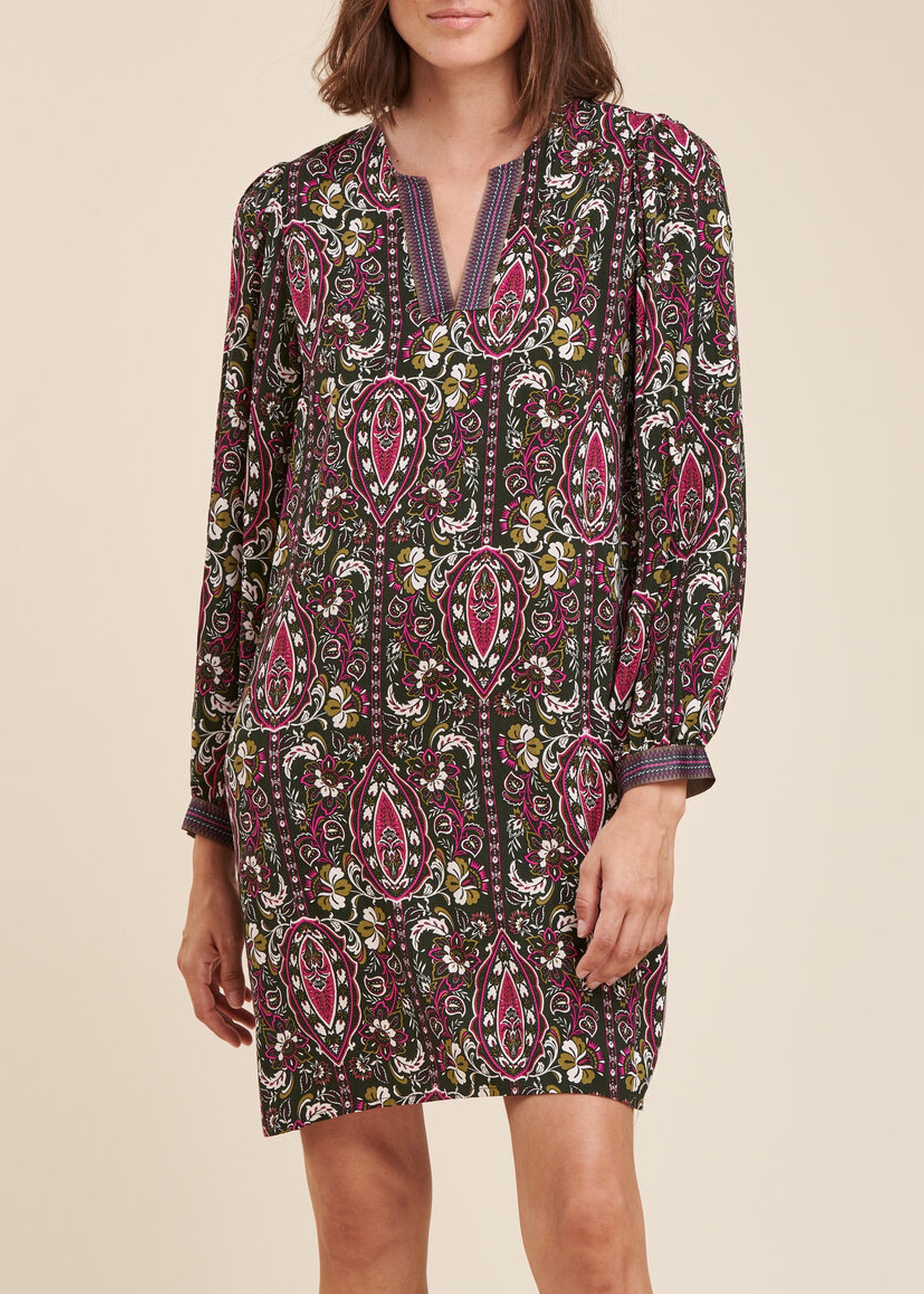 Kurzes Kleid aus Ecovero-Viskose mit Blumenmuster
