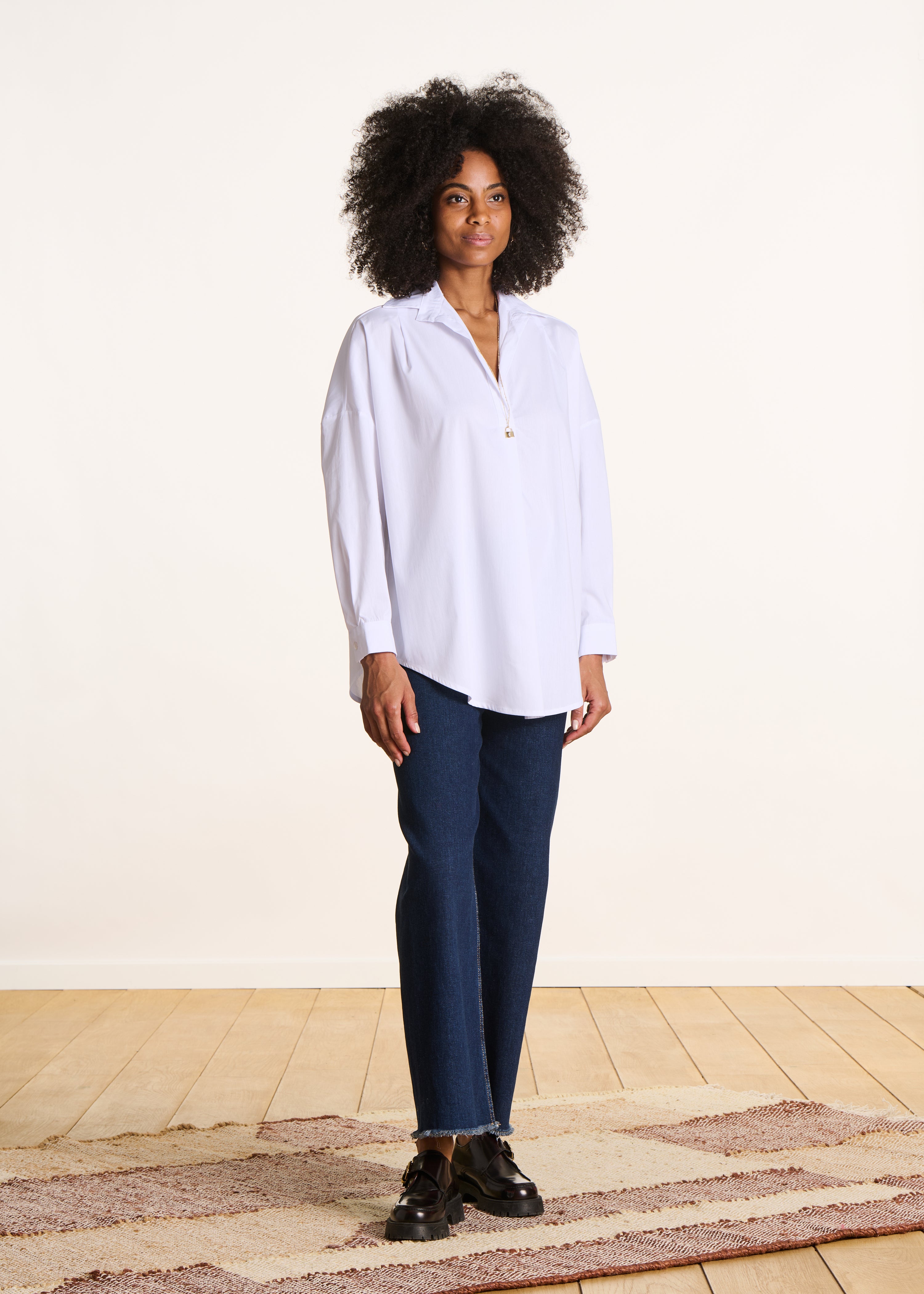 Blusa blanca amplia de popelina de algodón