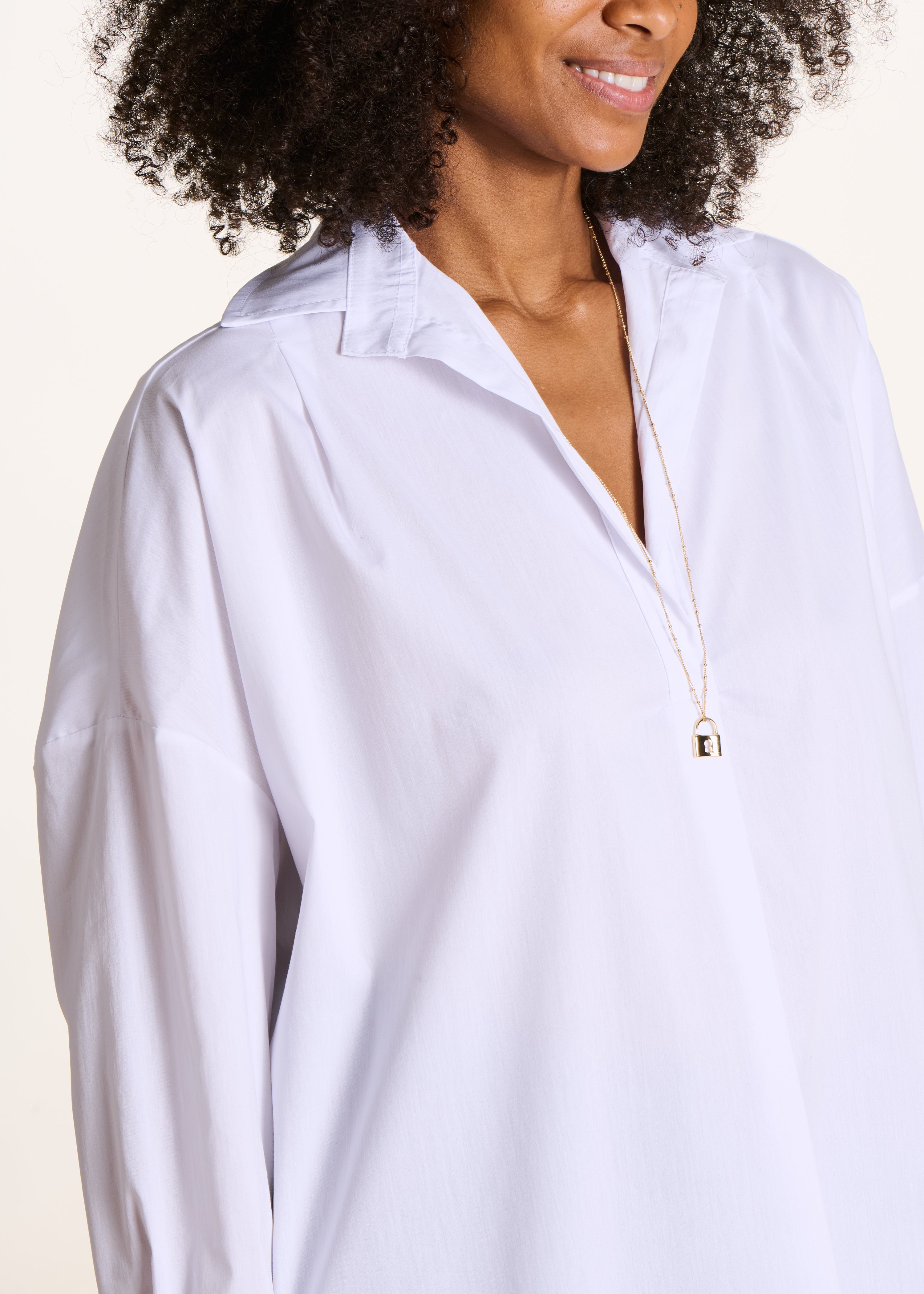 Blusa blanca amplia de popelina de algodón