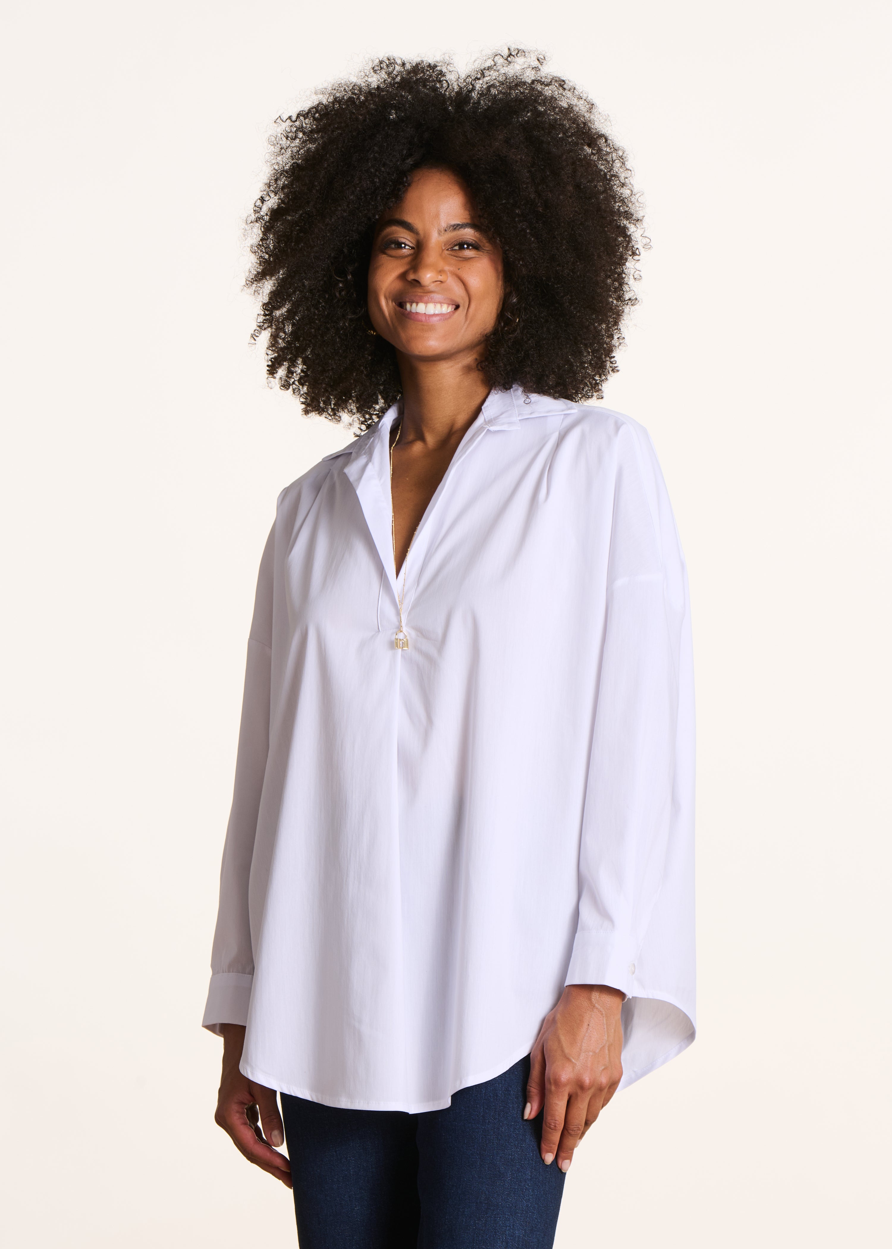 Blusa blanca amplia de popelina de algodón