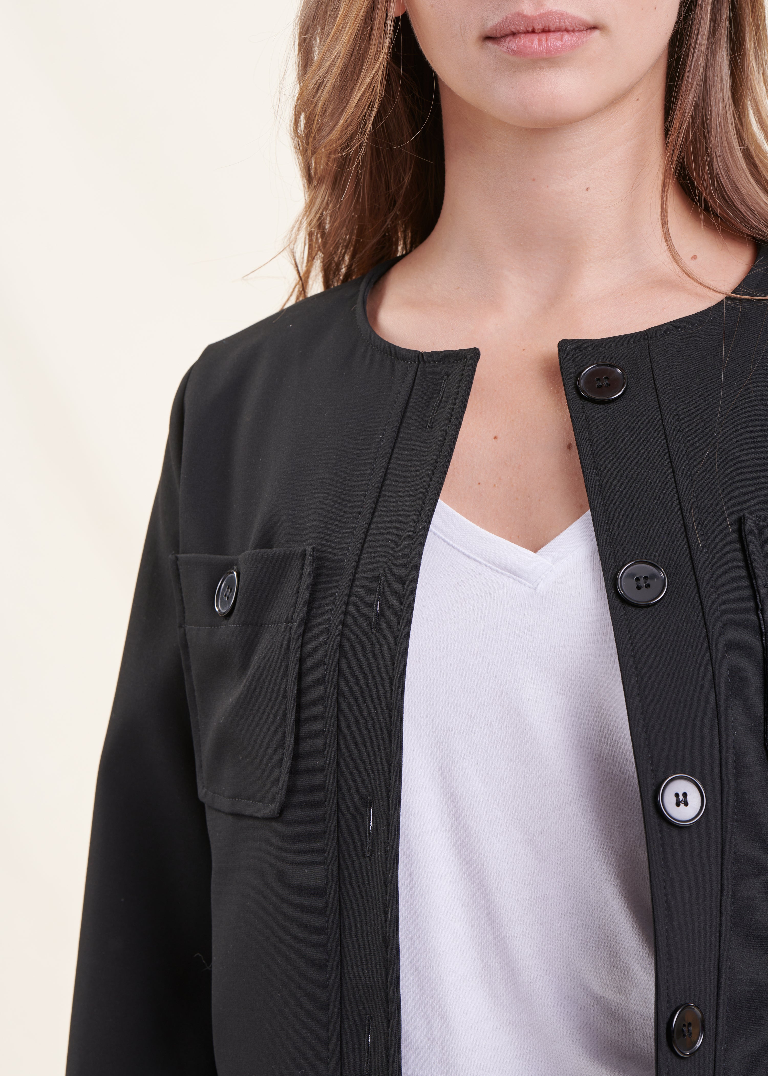 Chaqueta corta negra con botones