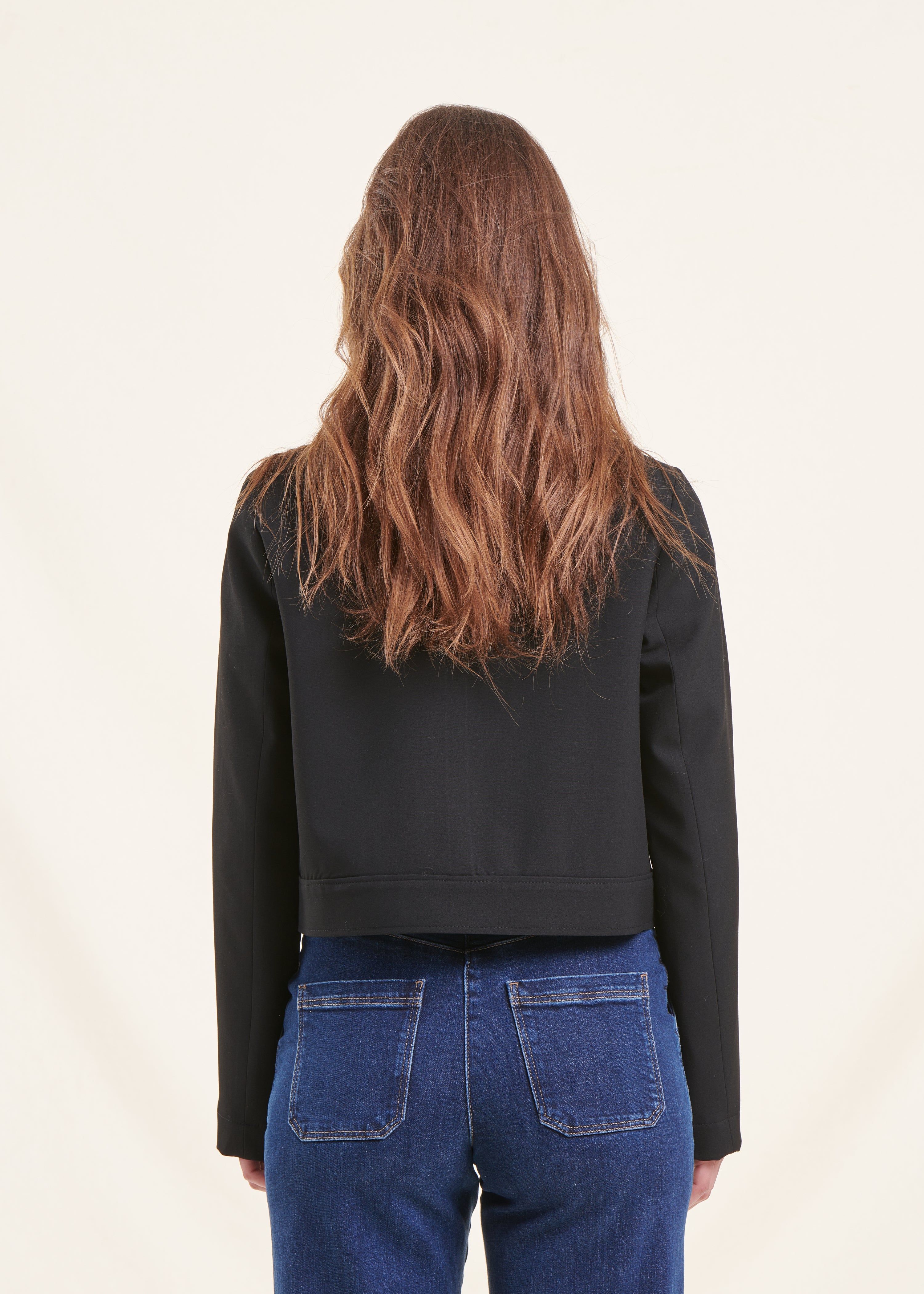 Chaqueta corta negra con botones