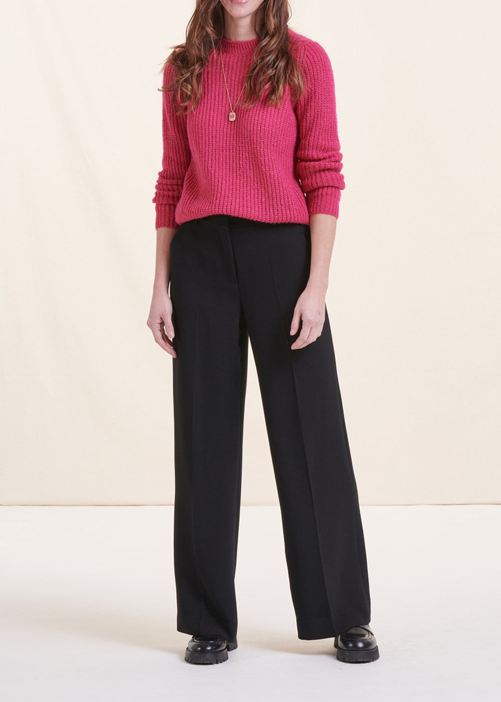 Pantalon droit noir en tissu crêpe