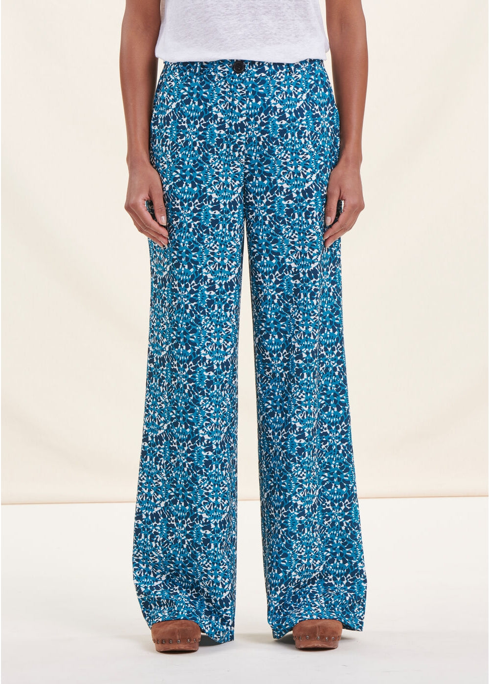 Pantalón ancho azul talle alto estampado