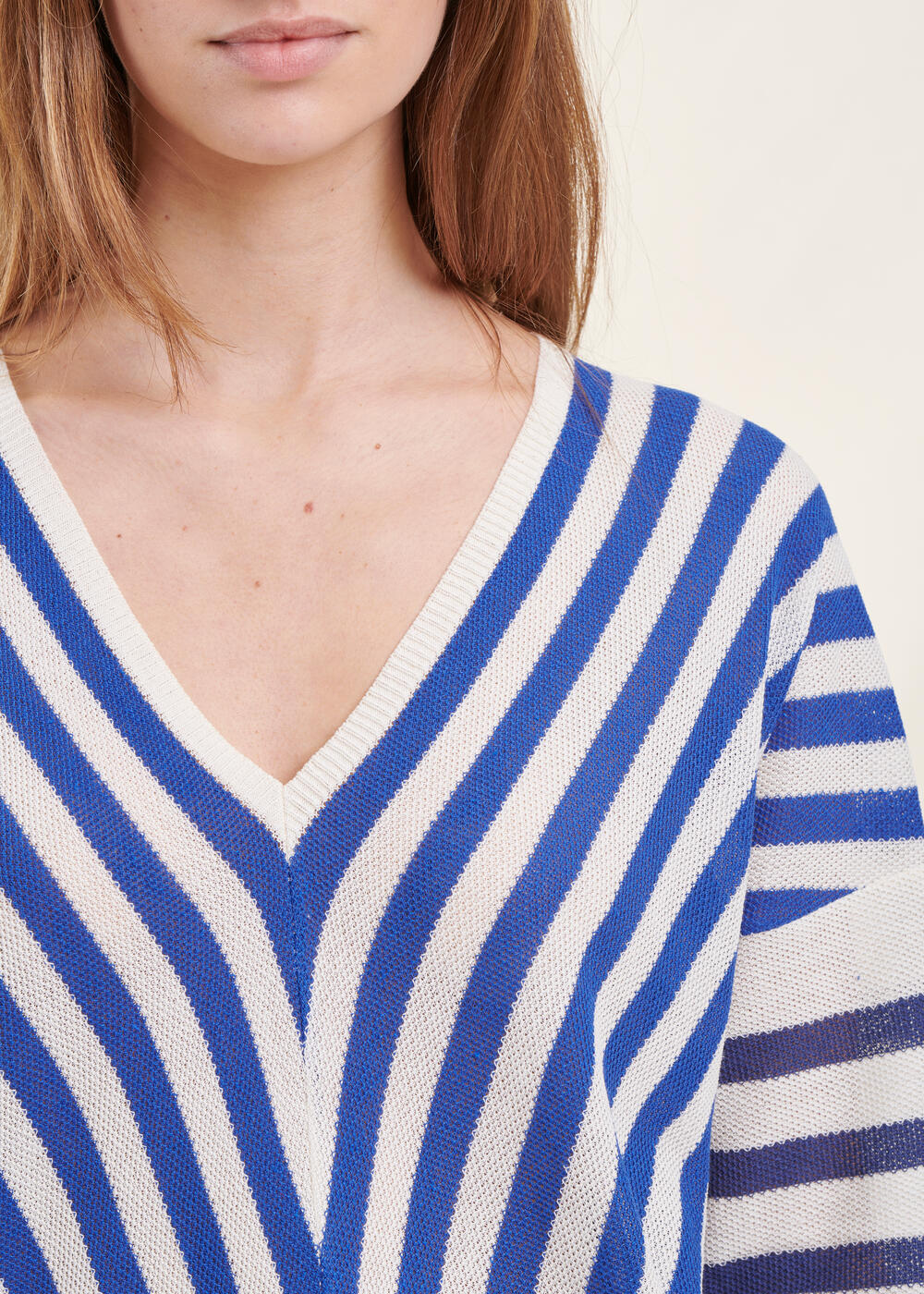 Blauer gestreifter Pullover mit 3/4 Ärmeln und V-Ausschnitt