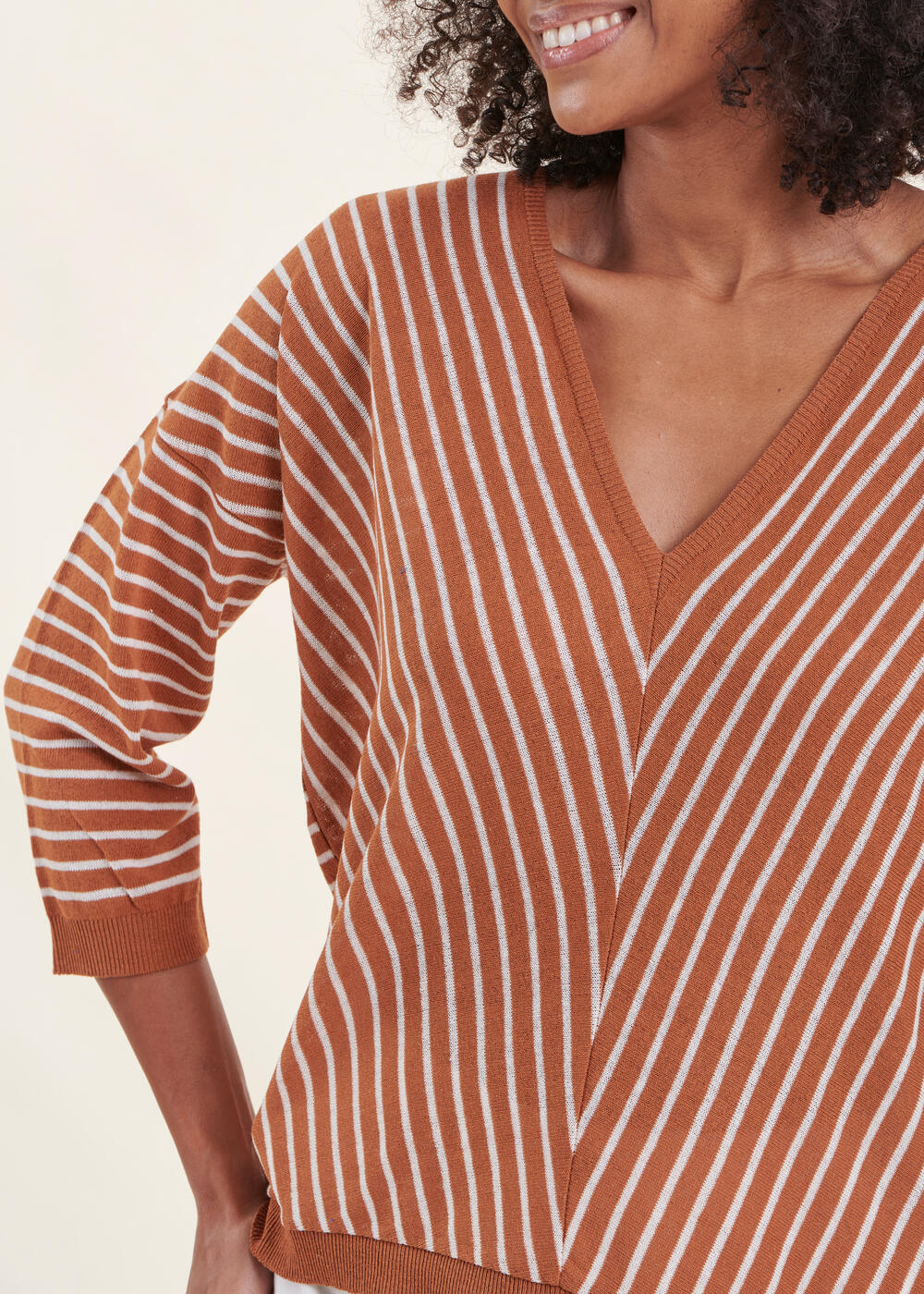 Gestreifter Pullover in Camel mit 3/4-Ärmeln und V-Ausschnitt