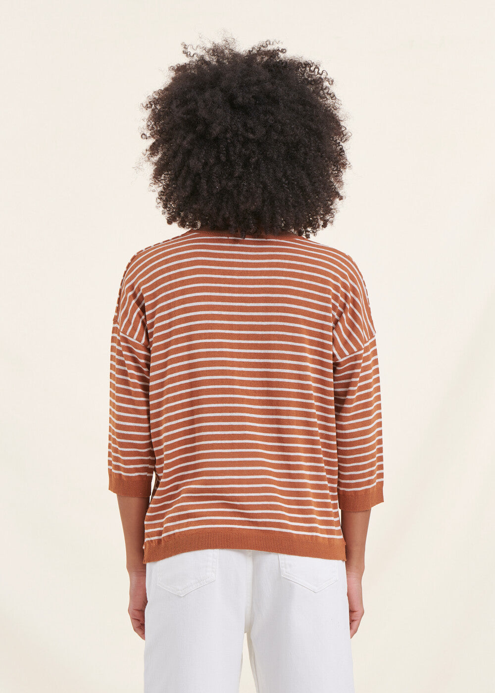Gestreifter Pullover in Camel mit 3/4-Ärmeln und V-Ausschnitt