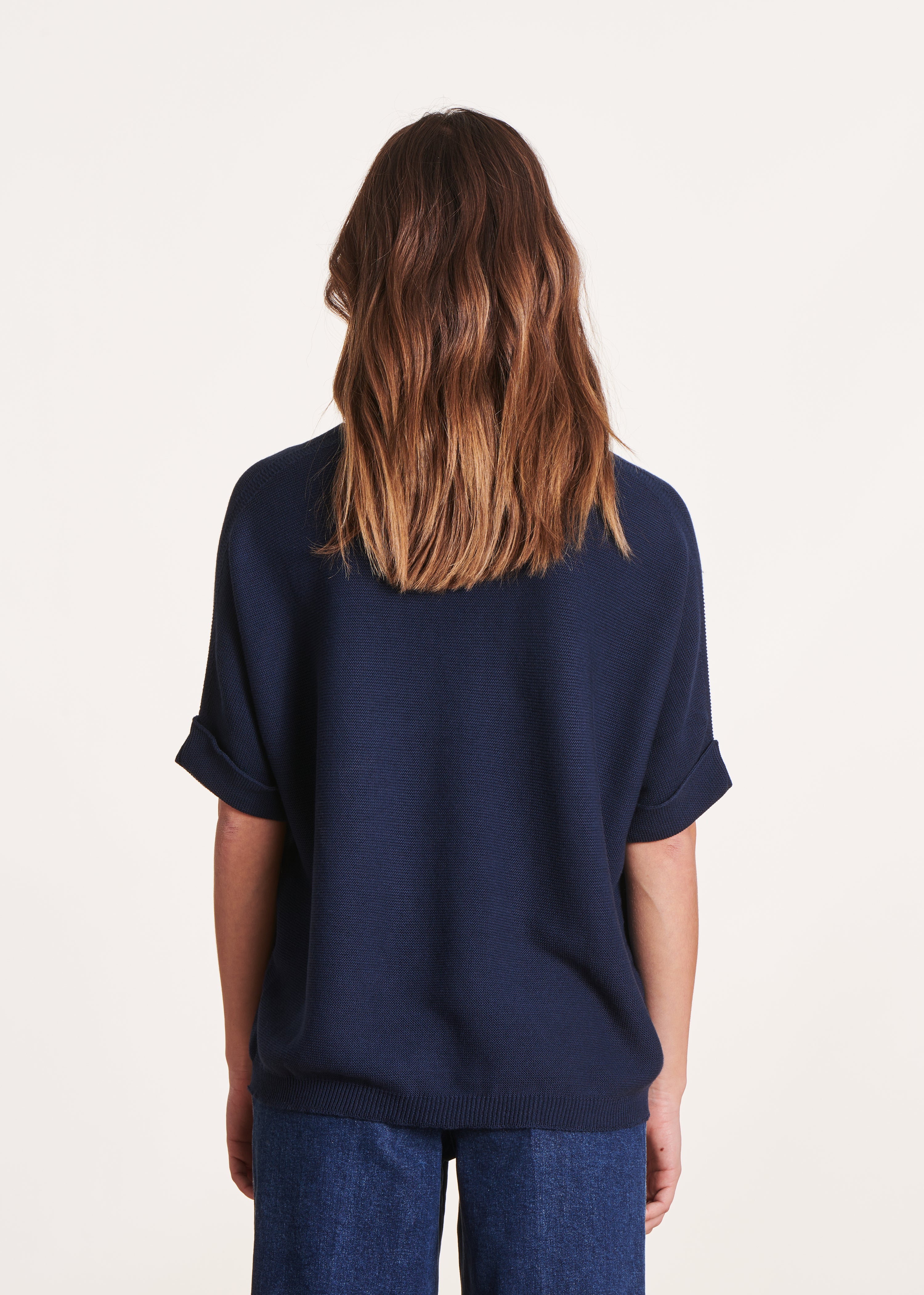 Marineblauwe trui met korte mouwen en V-hals