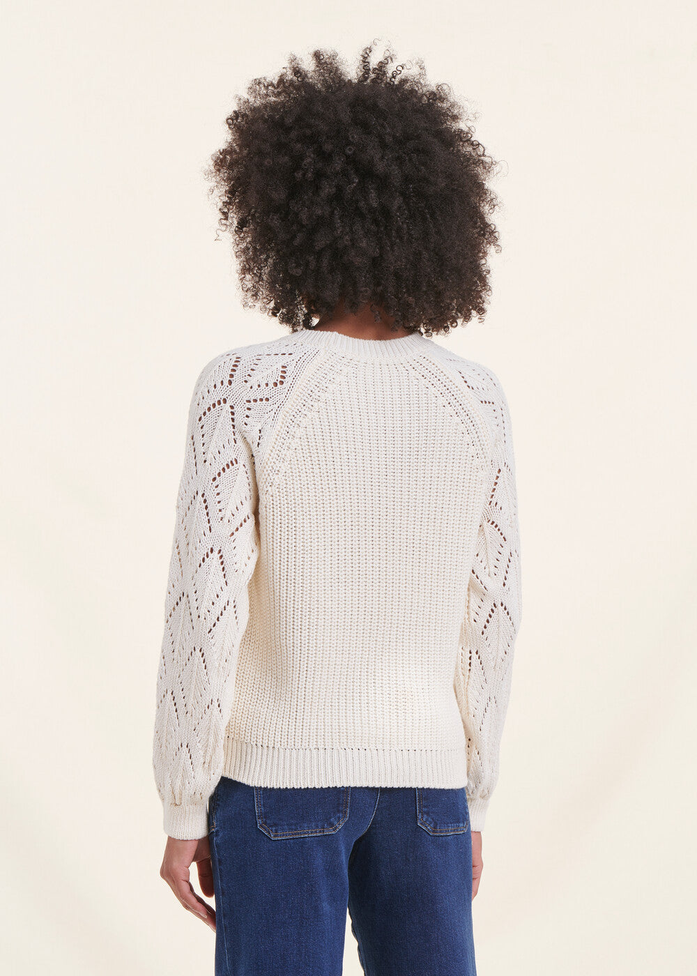 Ecru long-sleeved sweater with round neckline