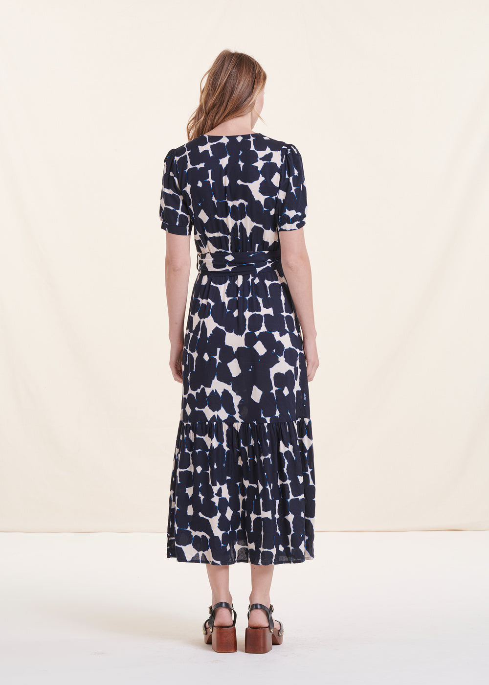 Langes, tailliertes Kleid im Bohemian-Stil, marineblau, mit kurzen Ärmeln