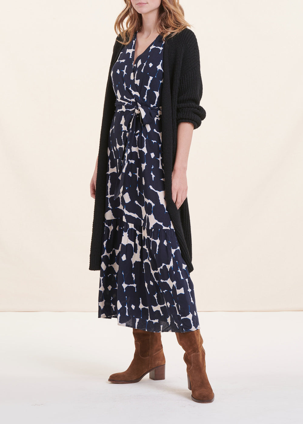 Langes, tailliertes Kleid im Bohemian-Stil, marineblau, mit kurzen Ärmeln