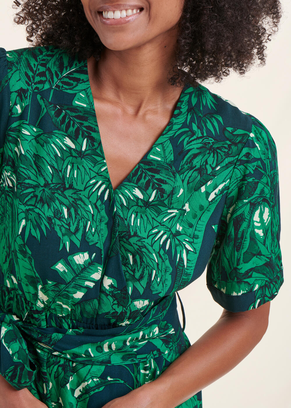 Vestido largo entallado bohemio verde mangas cortas estampado animal