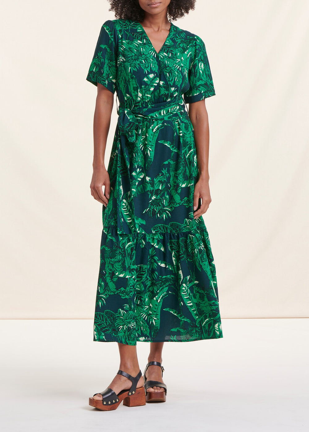 Vestido largo entallado bohemio verde mangas cortas estampado animal