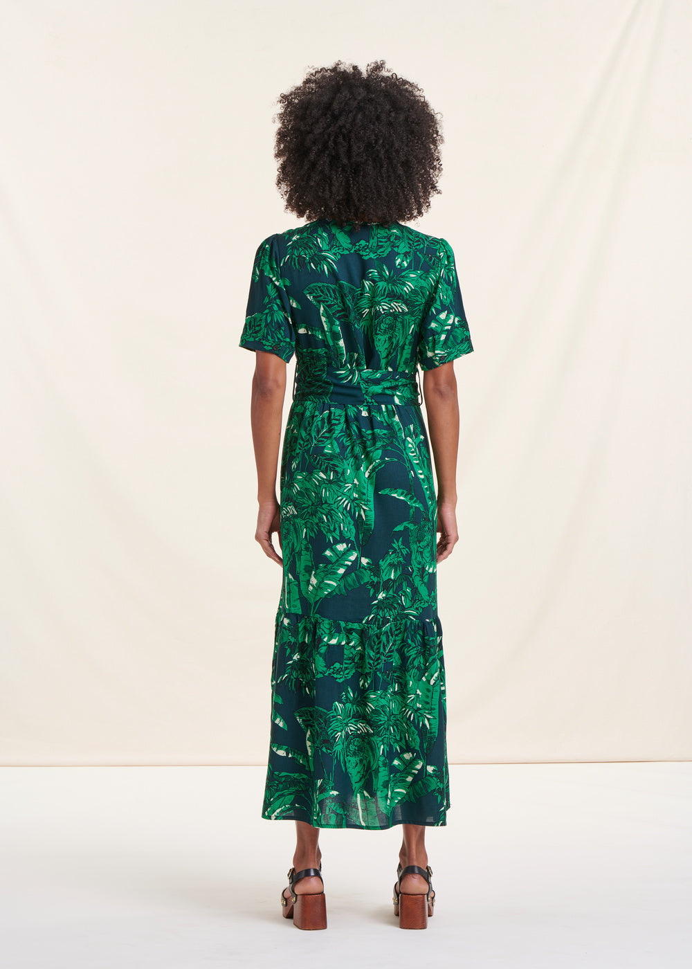 Vestido largo entallado bohemio verde mangas cortas estampado animal