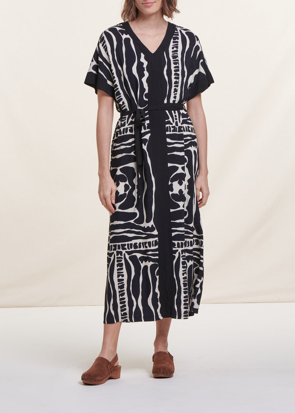 Vestido largo fluido estampado cebra mangas cortas