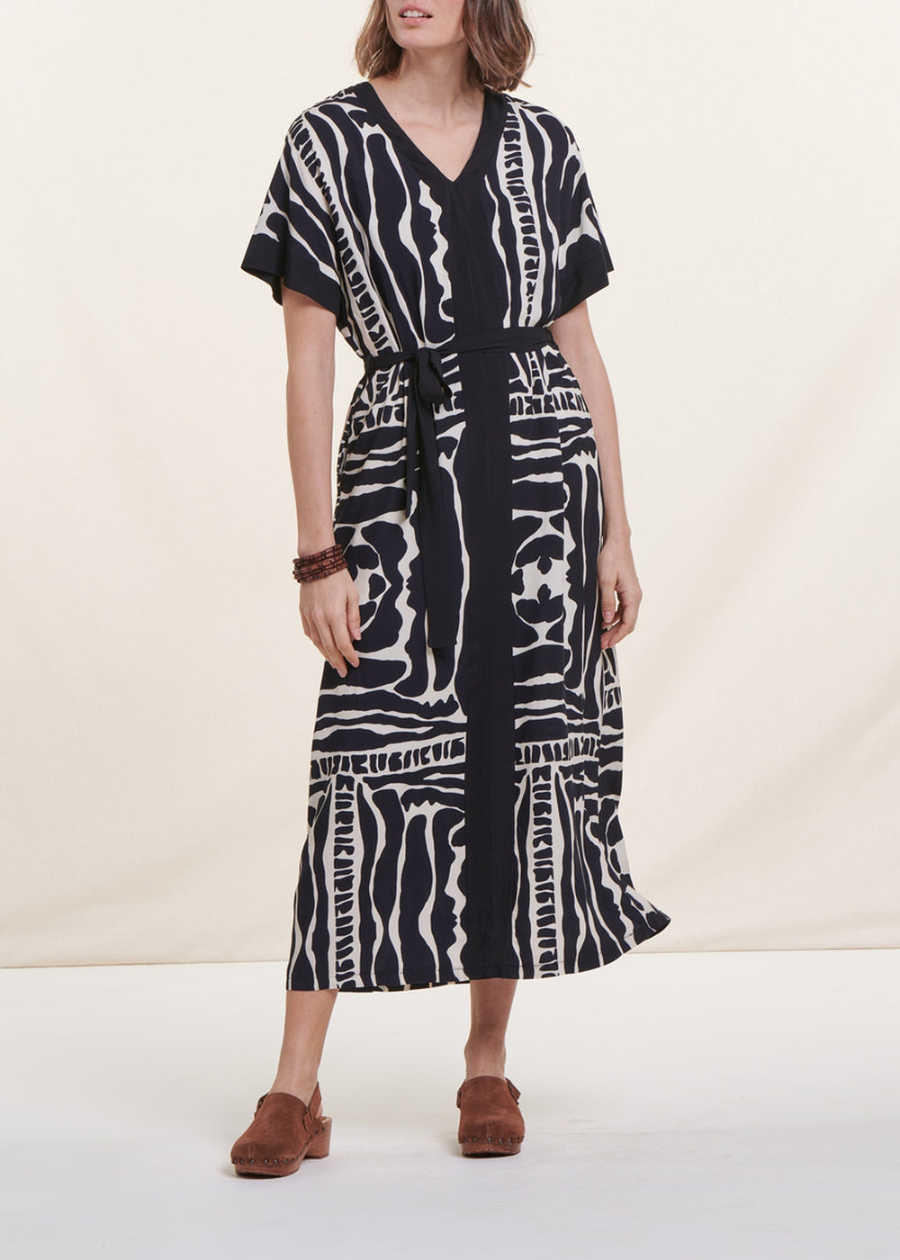 Vestido largo fluido estampado cebra mangas cortas