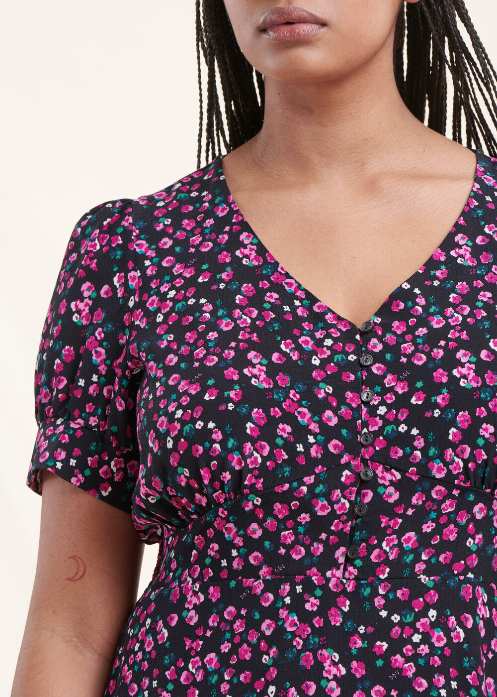 Short black fitted floral dress with short sleeves