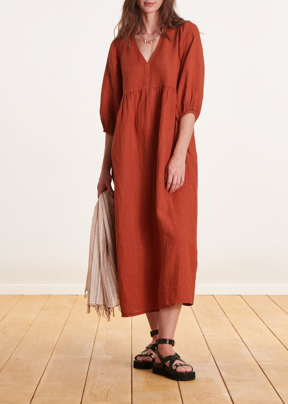 Langes cognacfarbenes Leinenkleid
