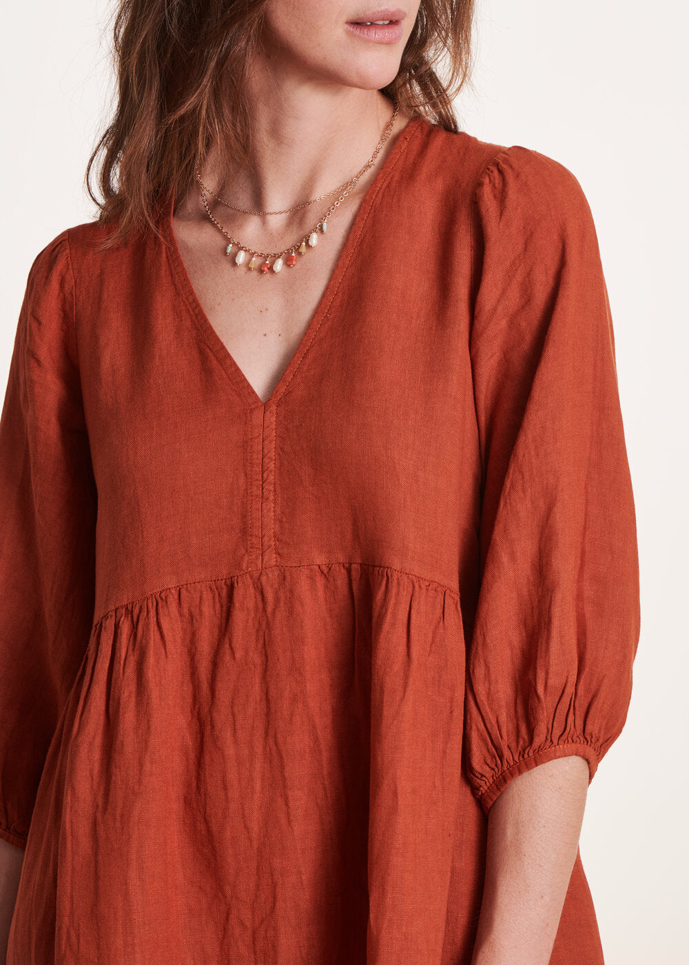Langes cognacfarbenes Leinenkleid