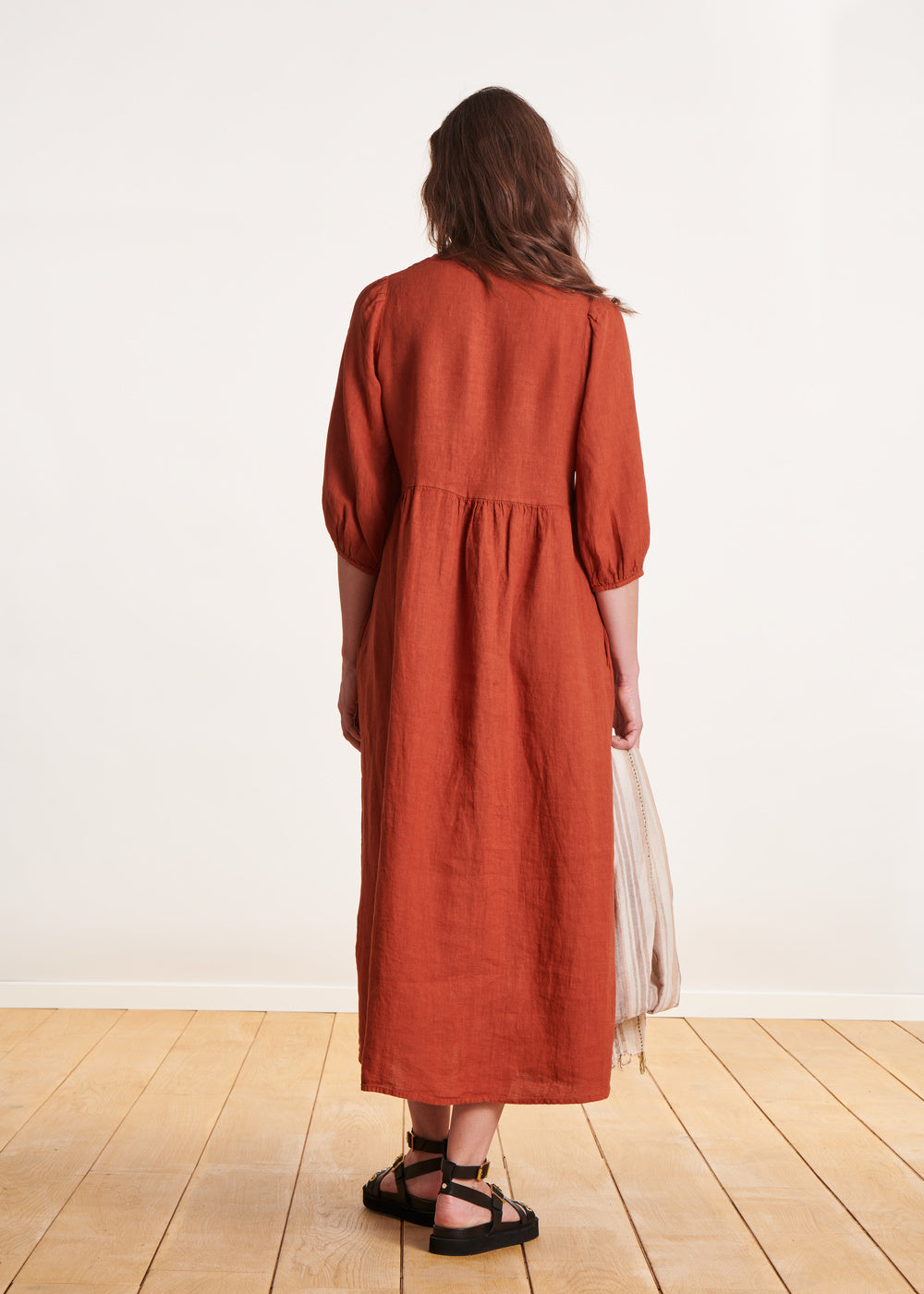 Langes cognacfarbenes Leinenkleid