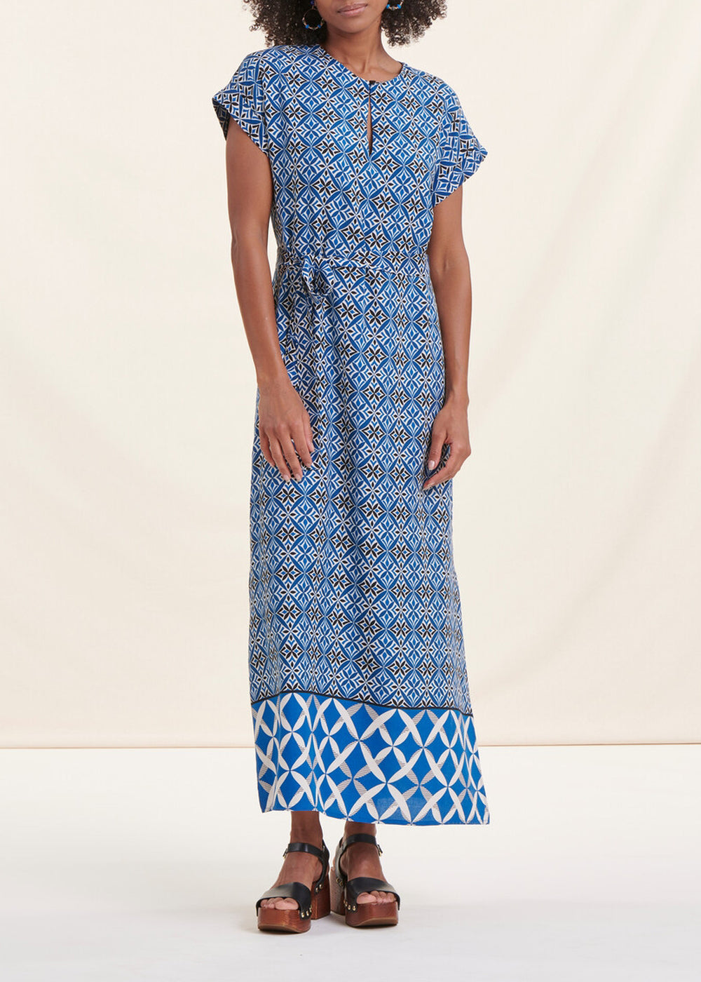Maxi abito fluente stampato blu con maniche corte