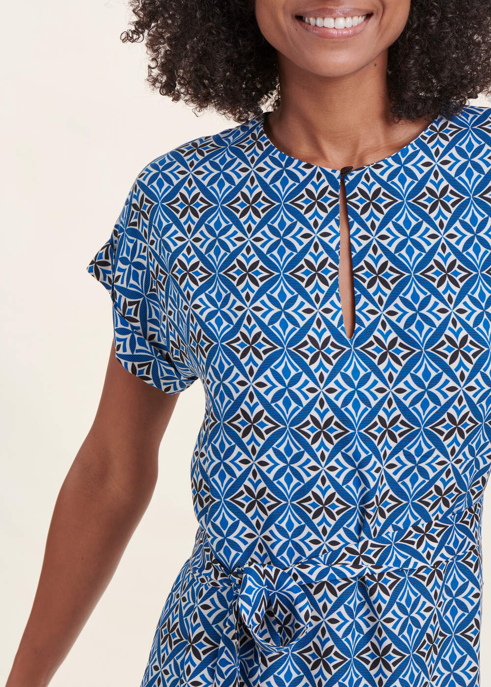 Maxi abito fluente stampato blu con maniche corte