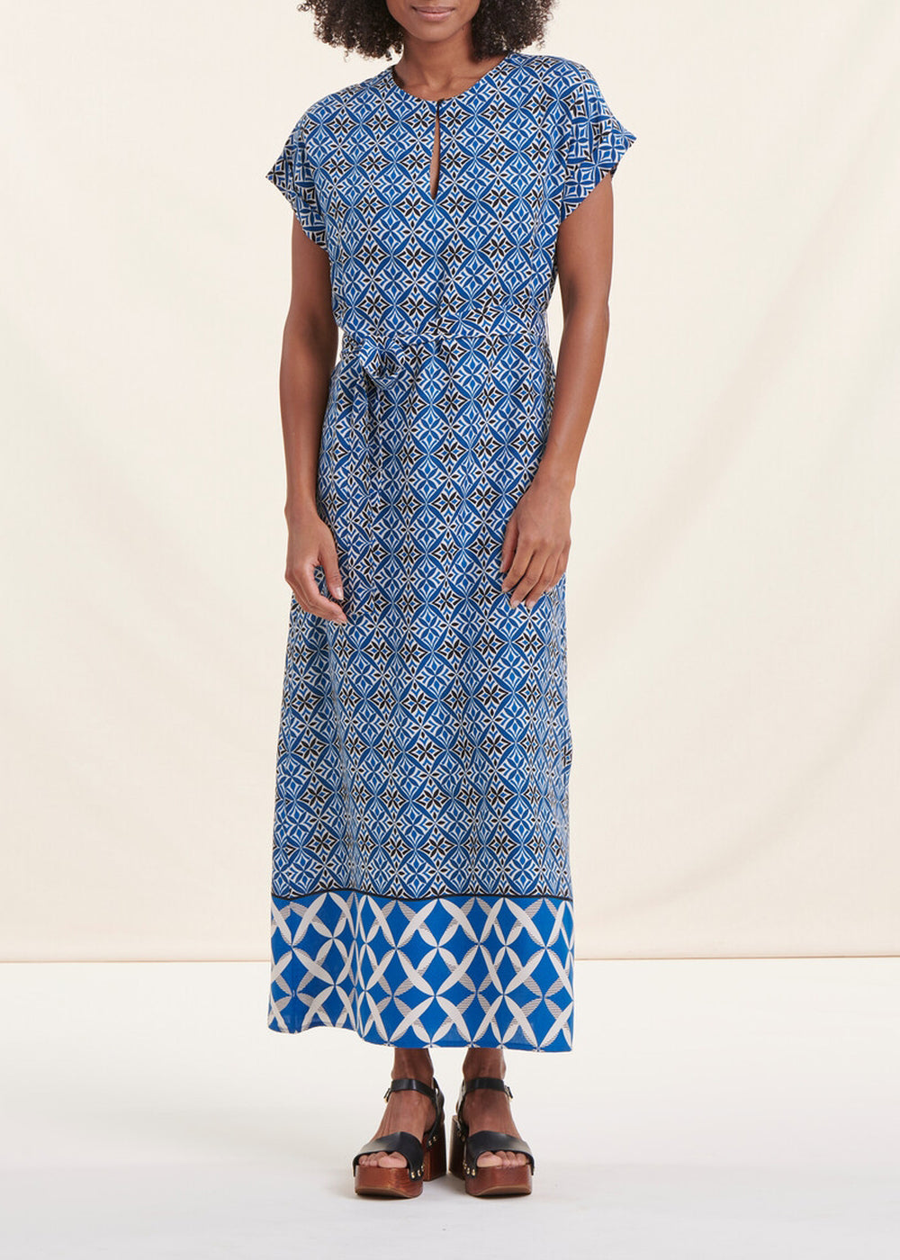 Maxi abito fluente stampato blu con maniche corte