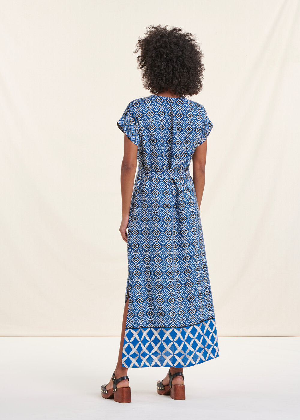 Maxi abito fluente stampato blu con maniche corte