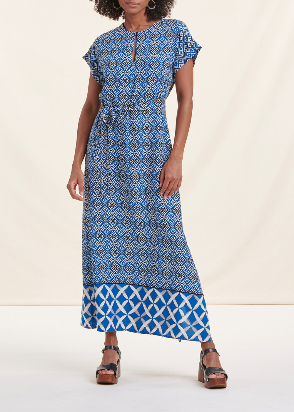 Maxi abito fluente stampato blu con maniche corte