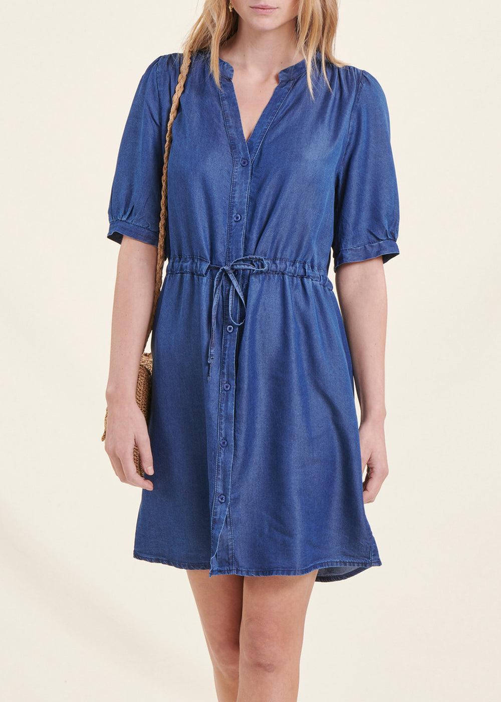 Kurzes fließendes Kleid in Denimblau