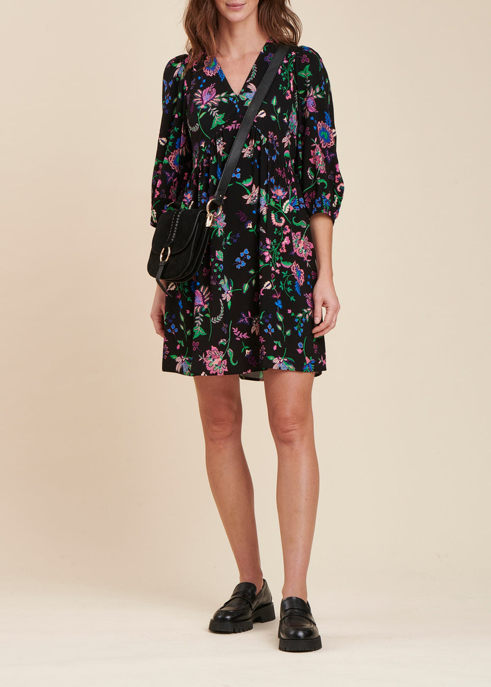 Kurzes schwarzes tailliertes Kleid mit 3/4 Ärmeln und Blumenmuster mit V-Ausschnitt