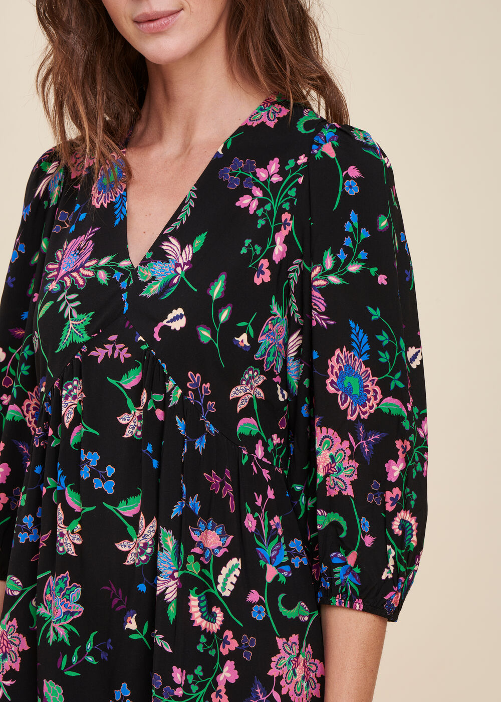Kurzes schwarzes tailliertes Kleid mit 3/4 Ärmeln und Blumenmuster mit V-Ausschnitt