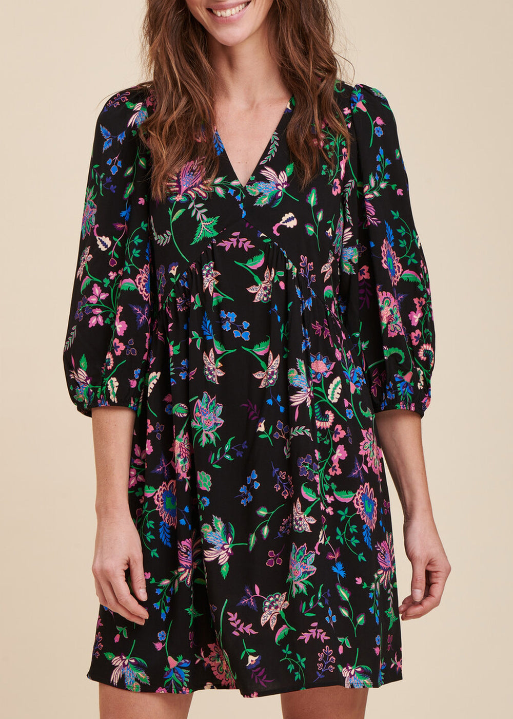 Kurzes schwarzes tailliertes Kleid mit 3/4 Ärmeln und Blumenmuster mit V-Ausschnitt