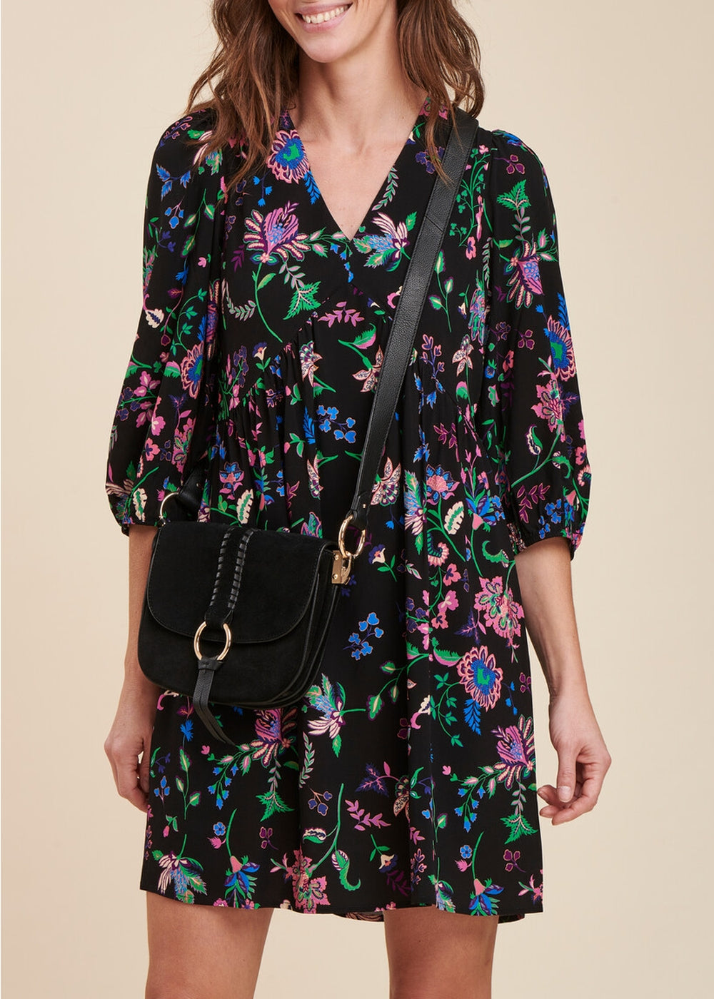 Kurzes schwarzes tailliertes Kleid mit 3/4 Ärmeln und Blumenmuster mit V-Ausschnitt