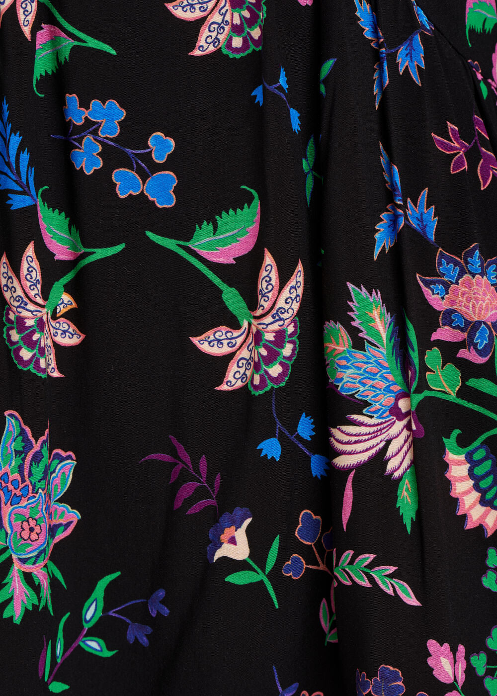 Kurzes schwarzes tailliertes Kleid mit 3/4 Ärmeln und Blumenmuster mit V-Ausschnitt