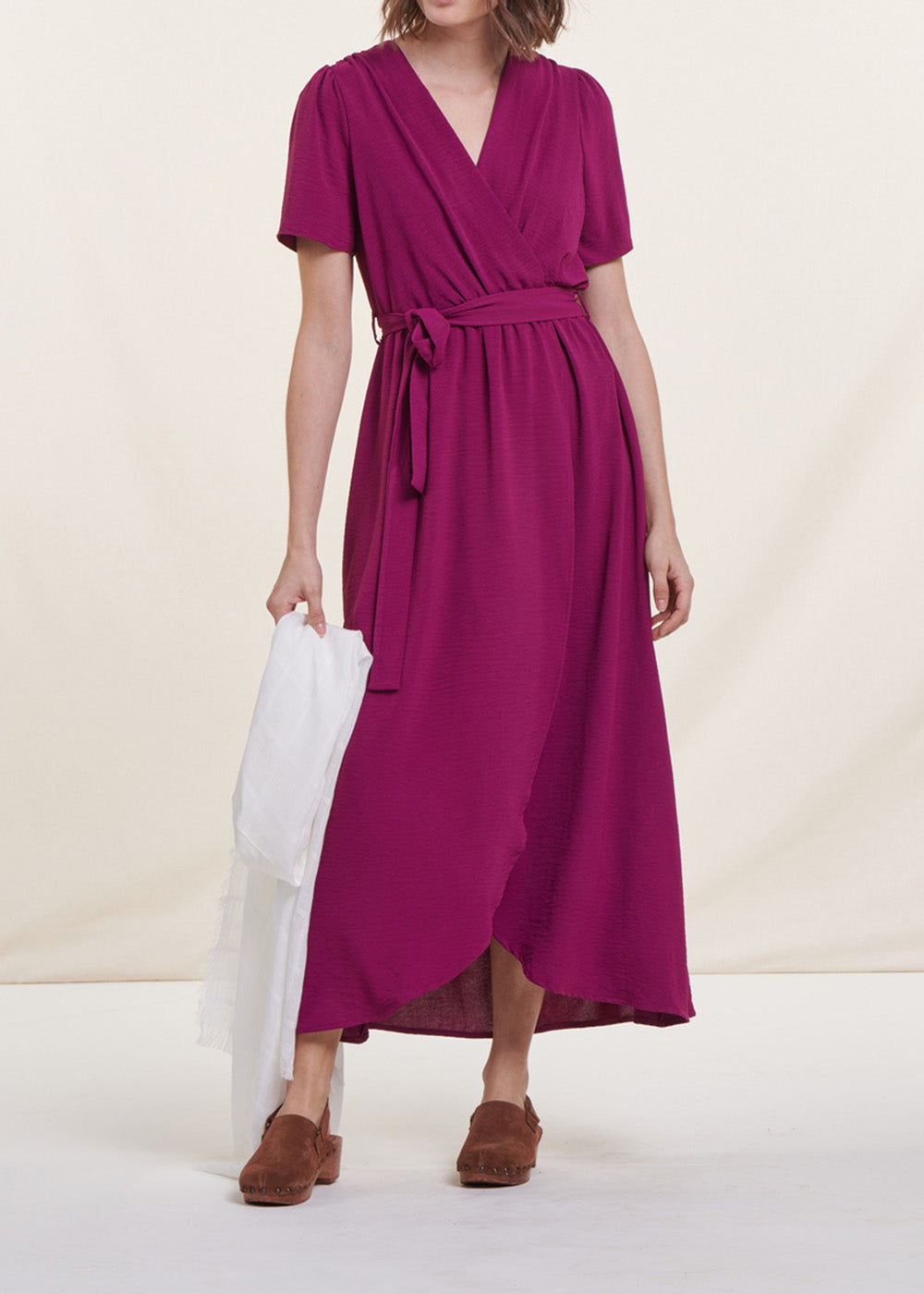 Vestido longo roxo falso com mangas curtas
